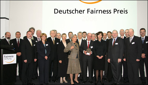 Die Träger des Deutschen Fairness Preises 2006 im Kreis der Kuratoriumsmitglieder der Fairness-Stiftung sowie der Führungskräfte und Betriebsräte der Trumpf Group