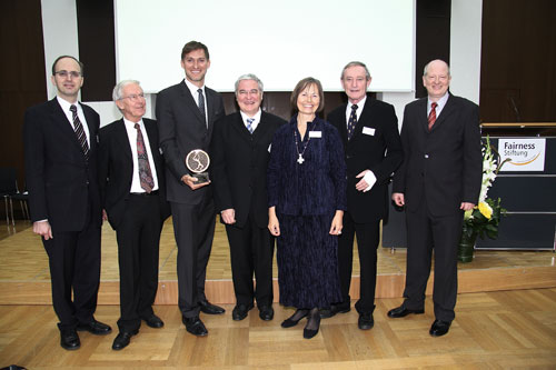 Sören Stamer nahm die von Kuratoriumsmitglied Dr. Johannes Hans A. Nikel geschaffene Preismedaille des Deutschen Fairness Preises 2009 entgegen.