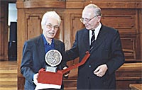 Übergabe der Fairness-Preis-Medaille an den Preisträger durch Rupert Lay