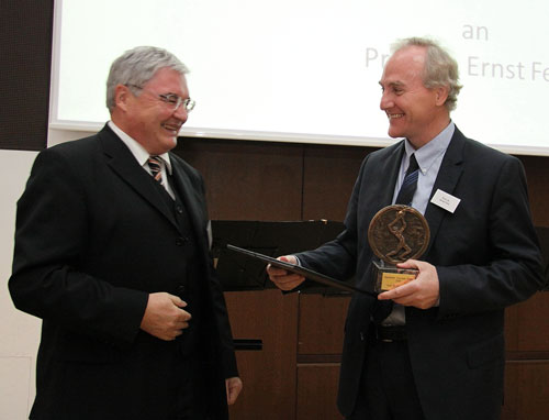 Prof. Fehr nahm die von Kuratoriumsmitglied Dr. Johannes Hans A. Nikel geschaffene Medaille des Deutschen Fairness Preises 2010 entgegen.